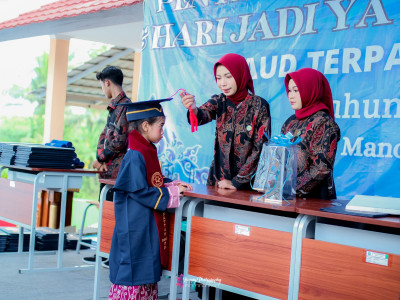 Wisuda angkatan 2 (3)