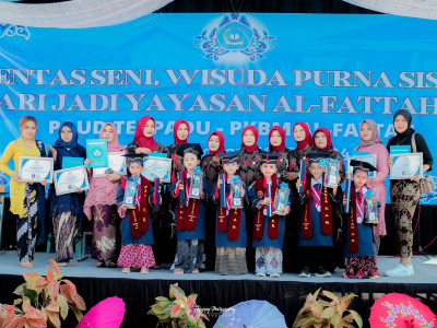 Wisuda angkatan 2 (2)