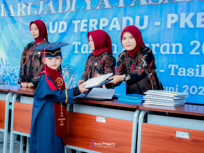 Wisuda angkatan 2 (1)